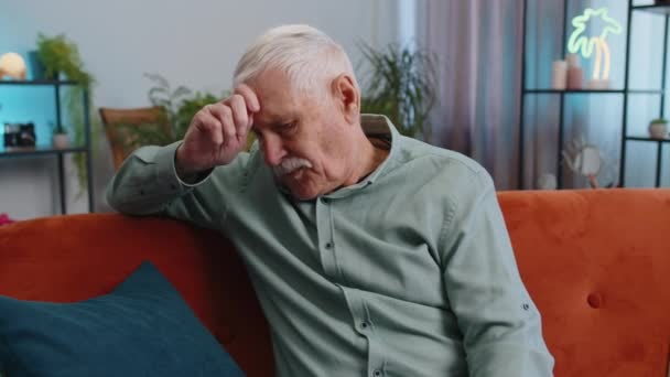 Trauriger Einsamer Senior Sitzt Hause Und Denkt Nachdenklich Über Lebenssorgen — Stockvideo