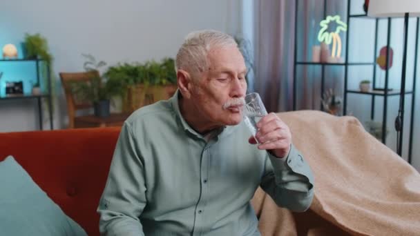 Susamış Büyükbaba Elinde Bir Bardak Doğal Ile Susuzluğu Gidermek Için — Stok video