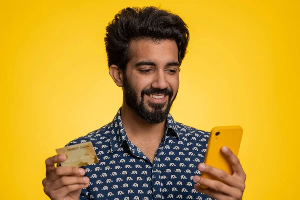 Искренне Индийский Человек Клиент Использующий Кредитную Банковскую Карту Смартфон Переводе — стоковое фото