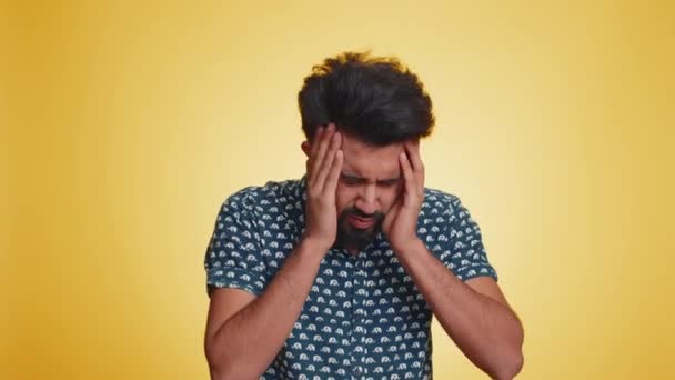 Γενειοφόρος Ινδός Άνθρωπος Αισθάνεται Απελπισία Μοναξιά Νευρικό Κλονισμό Χάνει Γίνει — Αρχείο Βίντεο