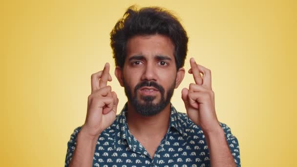 Boldog Vidám Indiai Férfi Ujjak Keresztbe Kiabálva Ünnepli Siker Győzelem — Stock videók