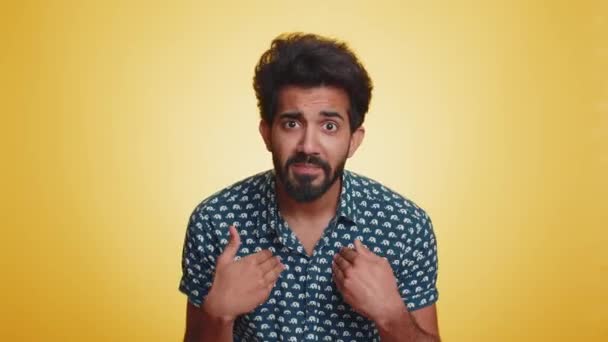 Sou Melhor Escolhe Jovem Homem Indiano Animado Vencedor Sentindo Muito — Vídeo de Stock