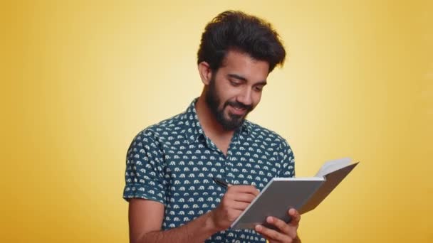 Jornalista Atencioso Homem Indiano Fazendo Anotações Escrevendo Pensamentos Com Caneta — Vídeo de Stock