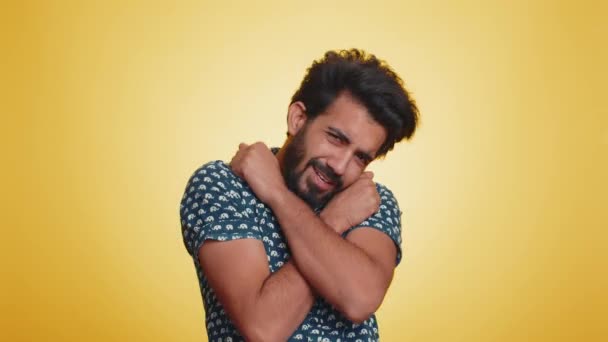 私の所に来てあなたを受け入れたいの インドのハンサムな男が手を広げ あなたに抱擁を与える 気持ちの良い表情 愛の感情 黄色のスタジオの背景に孤立した若い男 人々の暮らし — ストック動画
