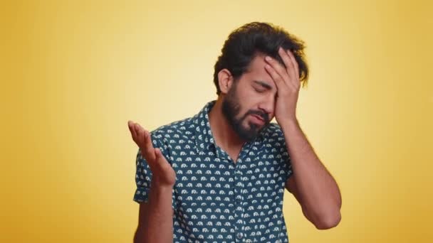 髭を生やしたインド人男性は絶望的な孤独感 神経衰弱 宝くじの結果 不運の損失 不幸なニュースに驚かされることを失う ヒンドゥー若いです男絶縁上のスタジオ黄色の背景 — ストック動画
