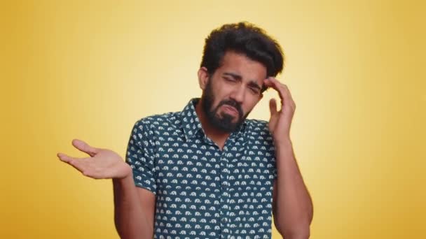 Fogalmam Sincs Nem Tudom Választ Rejtélyes Bizonytalan Indián Jóképű Férfi — Stock videók