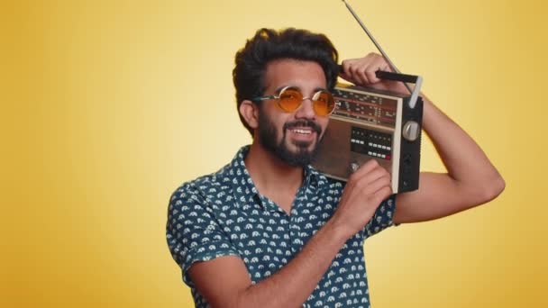 Ινδός Που Χρησιμοποιεί Ρετρό Κασετόφωνο Για Ακούσει Μουσική Ντίσκο Χορό — Αρχείο Βίντεο