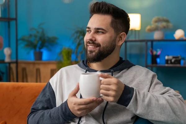 Attraktiver Lächelnder Bärtiger Mann Der Morgens Eine Tasse Warmen Kaffee — Stockfoto
