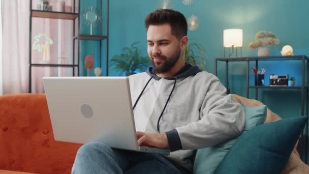 Zaskoczony Biały Człowiek Skrzyżowanymi Palcami Pomocą Laptopa Otrzymywać Dobrą Wiadomość — Wideo stockowe