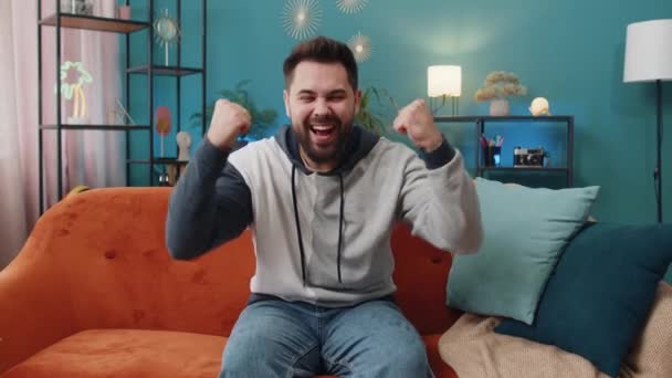 Homem Caucasiano Feliz Gritando Celebrando Sucesso Ganhando Meta Conquista Boa — Vídeo de Stock