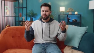 - Ne? - Neden? Kafkasyalı bir adam öfkeli bir ifadeyle el kaldırıyor ve evdeki sorunlarla ilgili kuşkularını göstermek için başarısız olmak istiyor. Oturma odasında kanepede oturan genç adam.