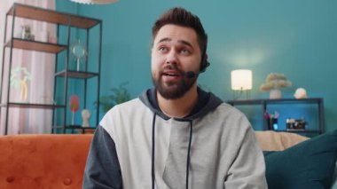 Kulaklık takan beyaz adamın POV 'u, serbest çalışan, çağrı merkezi ya da destek operatörü yardım hattı, müşteri ya da iş arkadaşı iletişim desteği ile el sallıyor. Sınıftaki adam.