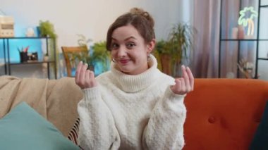 Zengin, neşeli, israf eden, etrafa para saçan, el hareketi yapan, daha fazla bahşiş veren, büyük kar getiren, piyango kazanan, vücut dili olan, paylaşan, kutlayan bir kadın. Oturma odasındaki kız.