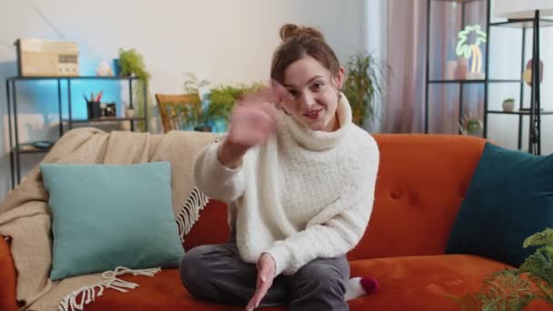 Hoş Geldiniz Kameraya Dostça Gülümseyen Sallayan Genç Bir Kadın Merhaba — Stok video
