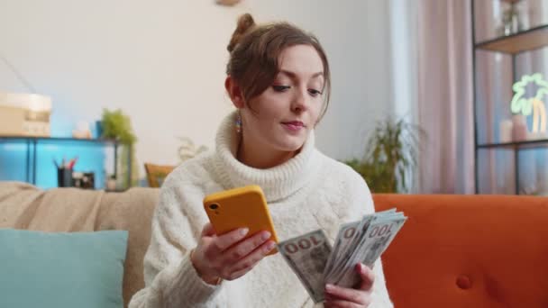Planowanie Budżetu Rodzinnego Uśmiechnięta Młoda Kobieta Licząca Pieniądze Używająca Smartfona — Wideo stockowe