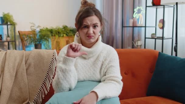 Dislike Portrait Upset Woman Showing Thumbs Sign Gesture Expressing Discontent — Vídeo de stock