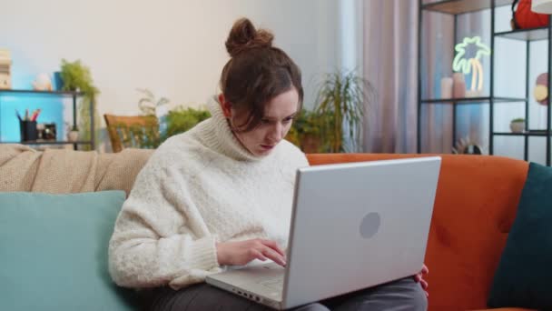 Niezadowolona Kobieta Używać Laptopa Notebook Wpisując Przeglądanie Pracy Traci Coraz — Wideo stockowe