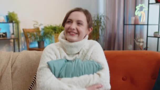 Портрет Щасливої Спокійної Молодої Жінки Вдома Посміхаючись Дружній Радісний Вираз — стокове відео