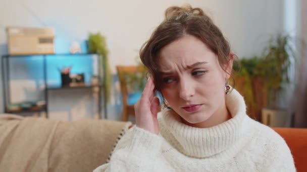 Niezadowolona Młoda Kobieta Tarcie Świątyń Leczyć Problem Bólu Głowy Cierpiących — Wideo stockowe