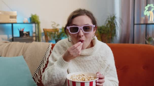 Mujer Joven Emocionada Sentada Sofá Comiendo Palomitas Maíz Viendo Interesante — Vídeo de stock