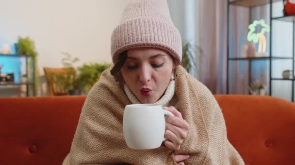 Mujer Enferma Usar Sombrero Envuelto Cuadros Sentarse Solo Temblando Frío — Vídeo de stock