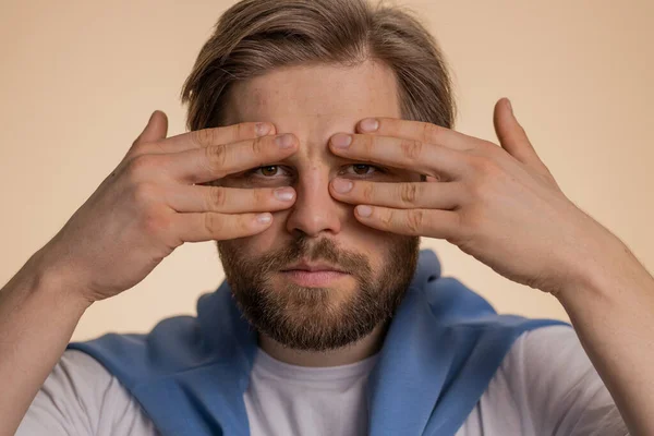 Nosy Zvědavý Běloch Zavírající Oči Rukou Špehující Prsty Skrývající Šmírující — Stock fotografie