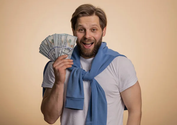 Πλούσιος Ευχαριστημένος Αφεντικό Άντρας Κουνώντας Χαρτονομίσματα Του Δολαρίου Όπως Ένας — Φωτογραφία Αρχείου