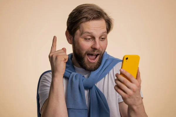 Blij Verbaasd Opgewonden Vrolijke Blanke Man Shirt Gebruik Smartphone Typen — Stockfoto
