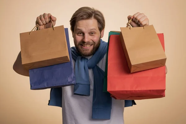Shopaholic Man Tonen Boodschappentassen Reclame Kortingen Glimlachen Kijken Verbaasd Met — Stockfoto