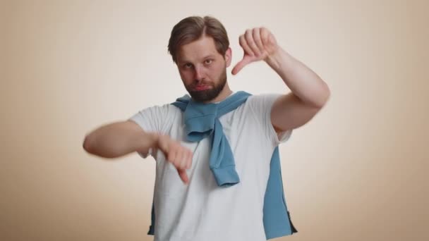 Não Gosto Homem Caucasiano Infeliz Perturbado Shirt Mostrando Polegares Para — Vídeo de Stock