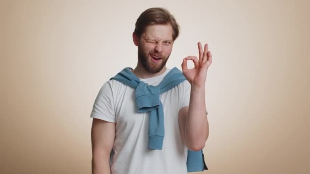 Tamam Neşeli Mutlu Beyaz Bir Adam Kameraya Bakıyor Onaylanmış Geri — Stok video