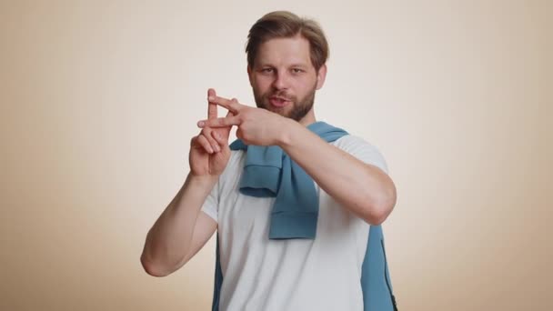 Homme Caucasien Joyeux Montrant Symbole Hashtag Avec Les Mains Aime — Video