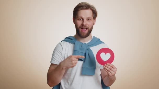 Quiero Quiero Sonriente Hombre Caucásico Mostrando Banner Corazón Demuestra Signo — Vídeo de stock
