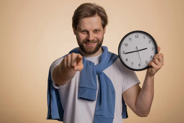 Momento Caucásico Sonriente Hombre Mostrando Tiempo Pared Reloj Oficina Pulgar — Foto de Stock