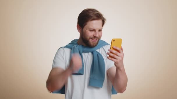 Feliz Espantado Animado Homem Caucasiano Alegre Shirt Usar Smartphone Digitação — Vídeo de Stock