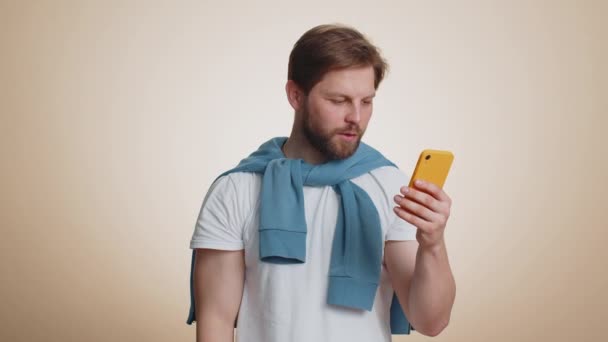Glad Man Ser Smartphone Display Uppriktigt Glädjande Vinna Fira Emot — Stockvideo