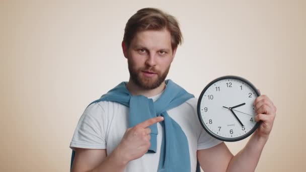 Nadszedł Twój Czas Biały Uśmiechnięty Mężczyzna Pokazuje Czas Zegarze Ściennym — Wideo stockowe