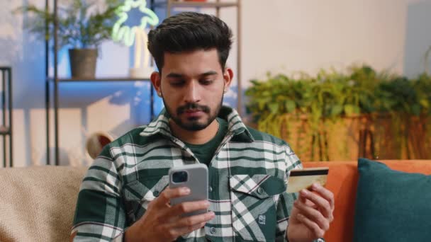 Ινδός Που Χρησιμοποιεί Πιστωτική Κάρτα Και Smartphone Κατά Μεταφορά Χρημάτων — Αρχείο Βίντεο