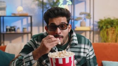 Üç boyutlu gözlüklü heyecanlı Hintli adam kanepede oturup patlamış mısır yiyor ve ilginç TV dizileri, spor oyunları, filmler, evdeki sosyal medya filmleri içerikleri izliyor. Eğlenen adam
