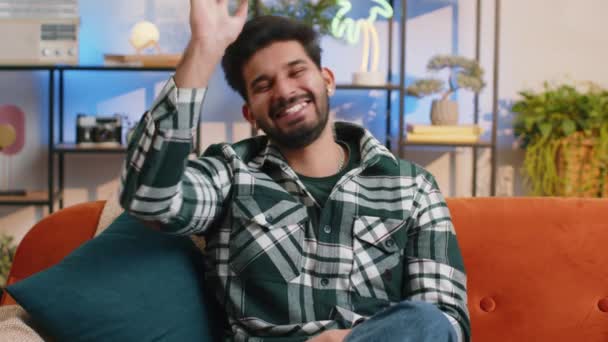 Indischer Mann Laut Lachen Nachdem Lächerliche Anekdote Lustige Witze Gefühl — Stockvideo