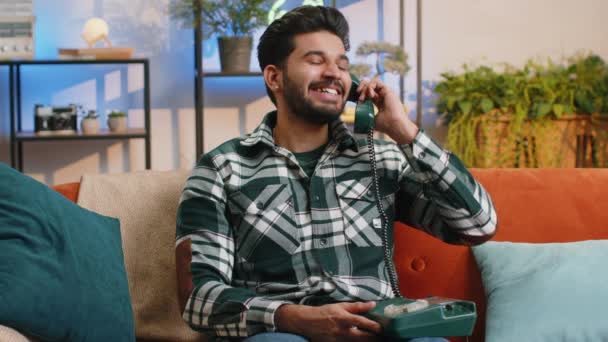 Porträtt Indian Man Gör Trådbunden Telefonsamtal Med Vänner Sitter Samtal — Stockvideo