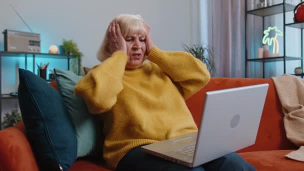 Displeased Senior Grandmother Use Laptop Notebook Typing Browsing Working Loses — Stock Video