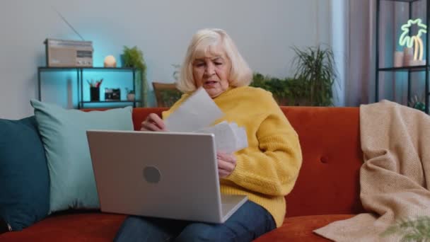 Stressad Äldre Kvinna Hemma Tittar Obetalda Bankskulder Räkningar Gör Pappersarbete — Stockvideo
