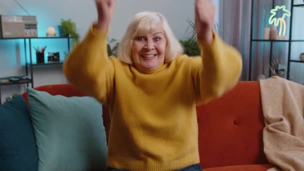 Glückliche Seniorin Schreit Feiert Erfolg Gewinnt Torerfolg Gute Nachricht Hebt — Stockvideo