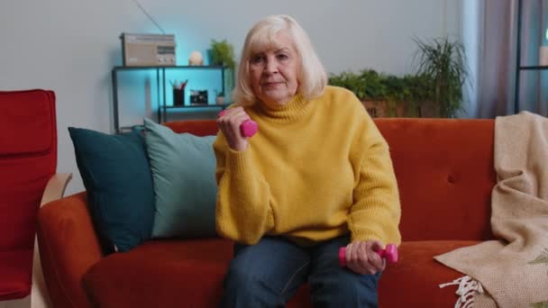 Donna Anziana Nonna Facendo Manubri Sollevamento Pesi Esercizi Fitness Casa — Video Stock
