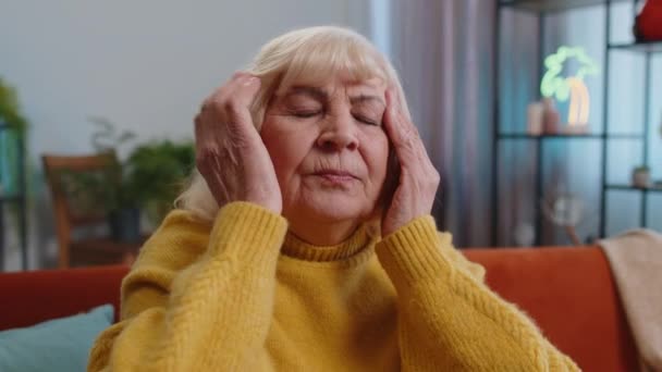 Niezadowolona Seniorka Pocierająca Świątynie Wyleczyć Ból Głowy Cierpiąca Napięcie Migrenę — Wideo stockowe