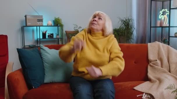 Prace Remontowe Siadów Wkurzona Staruszka Relaksująca Się Kanapie Poduszkami Rozdrażniona — Wideo stockowe