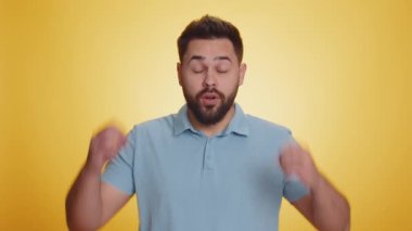 Kafkasyalı adamın kafaya dokunup patlama göstermesi, endişeli ve şok olmuş görünmesi, başarı fikrini kutlaması beni heyecanlandırdı. Kazandığına şaşırmış gibisin. Stüdyo sarı arka planda tek başına yaşayan adam.