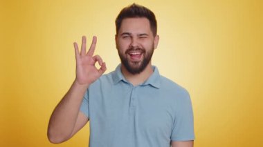 - Tamam. Neşeli, mutlu, beyaz bir adam kameraya bakıyor. Onaylanmış geri bildirim hareketi yapıyor. 