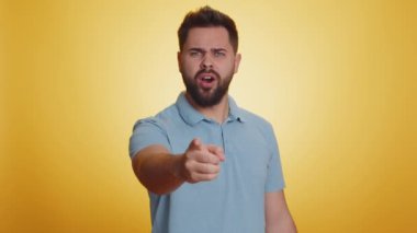 Defol git buradan. - Kovuldun! Genç, sinirli, beyaz bir adam işaret ederek onu rahat bırakmasını istiyor. Sıkı patron ateşi, çatışma. Stüdyonun sarı arka planında izole edilmiş yakışıklı adam.